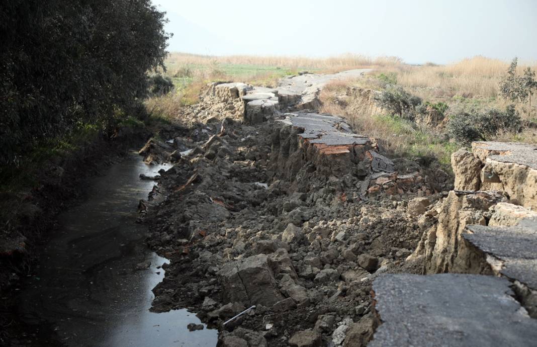 İçine insan girebiliyor, korkutucu görüntüler! Kuş Cenneti'ne giden yolun 2 kilometresi depremde yarıldı 2